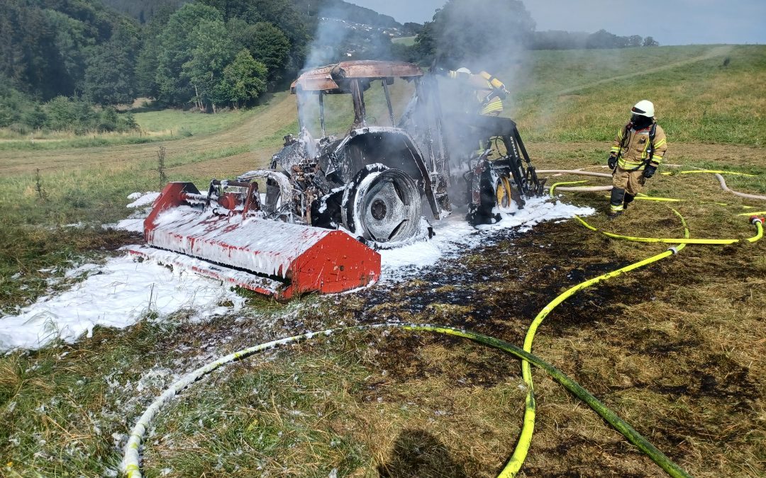 B2 – Fahrzeugbrand groß (Traktor) in der Wegscheide in Schüller